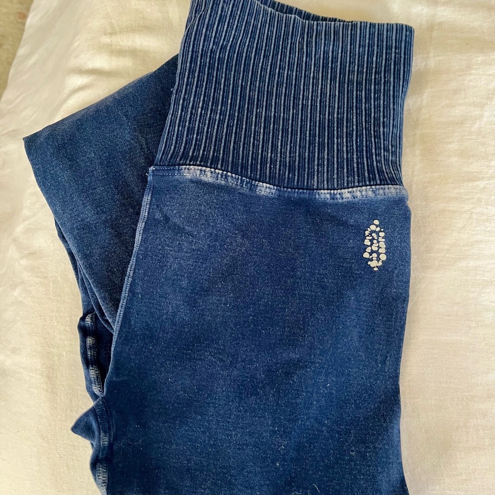 FREE PEOPLE MOVEMENT LEGGINGS. BLUE. XS. EXCELLENT UNWORN CONDITION.